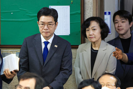 주말 예배 참석하는 정원오 서울시장 후보 내외