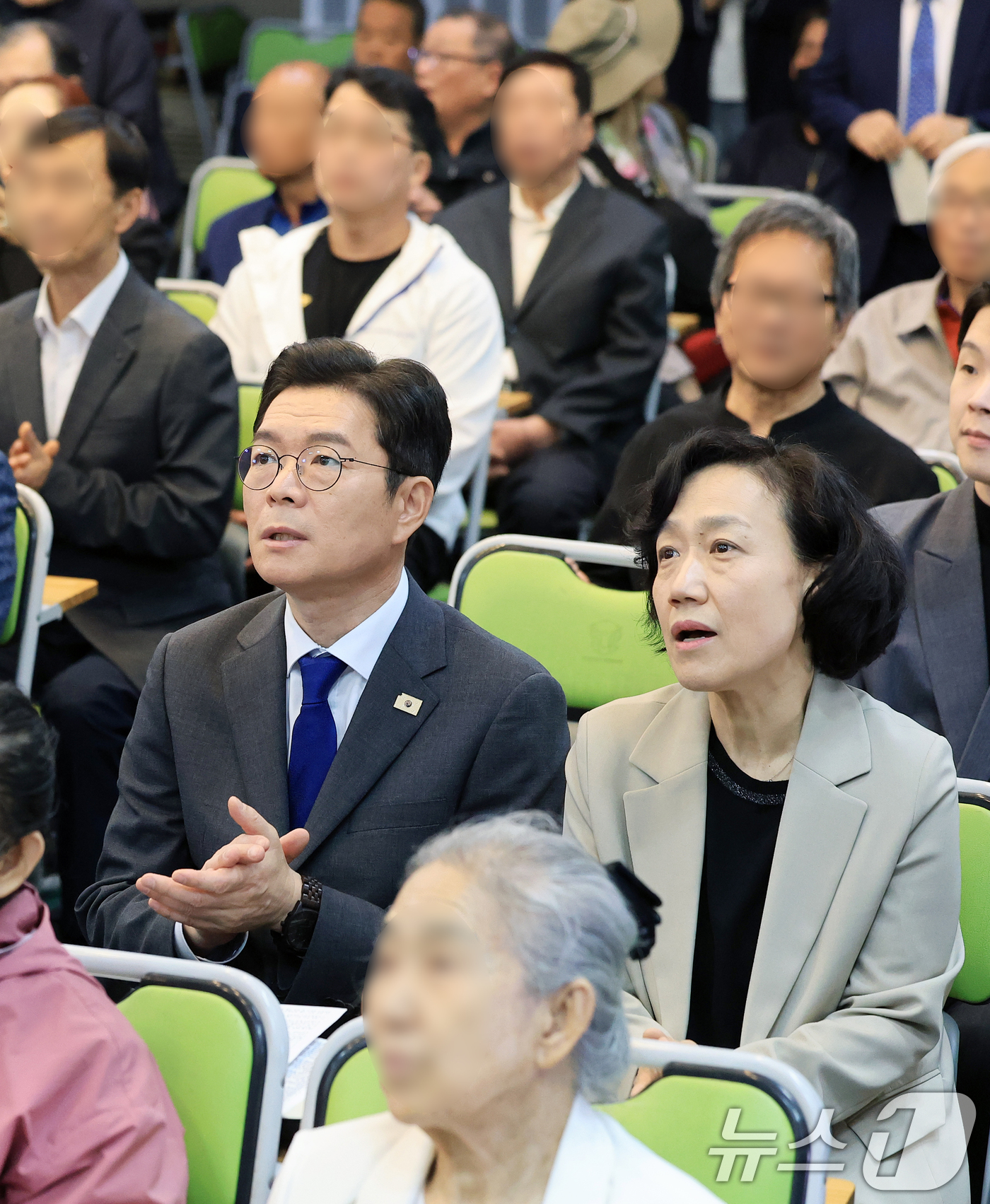 (서울=뉴스1) 이호윤 기자 = 정원오 더불어민주당 서울시장 후보와 부인 문혜정 씨가 26일 서울 영등포구 영등포광야교회 예배에 참석해 찬송가를 부르고 있다. 2026.4.26/뉴 …