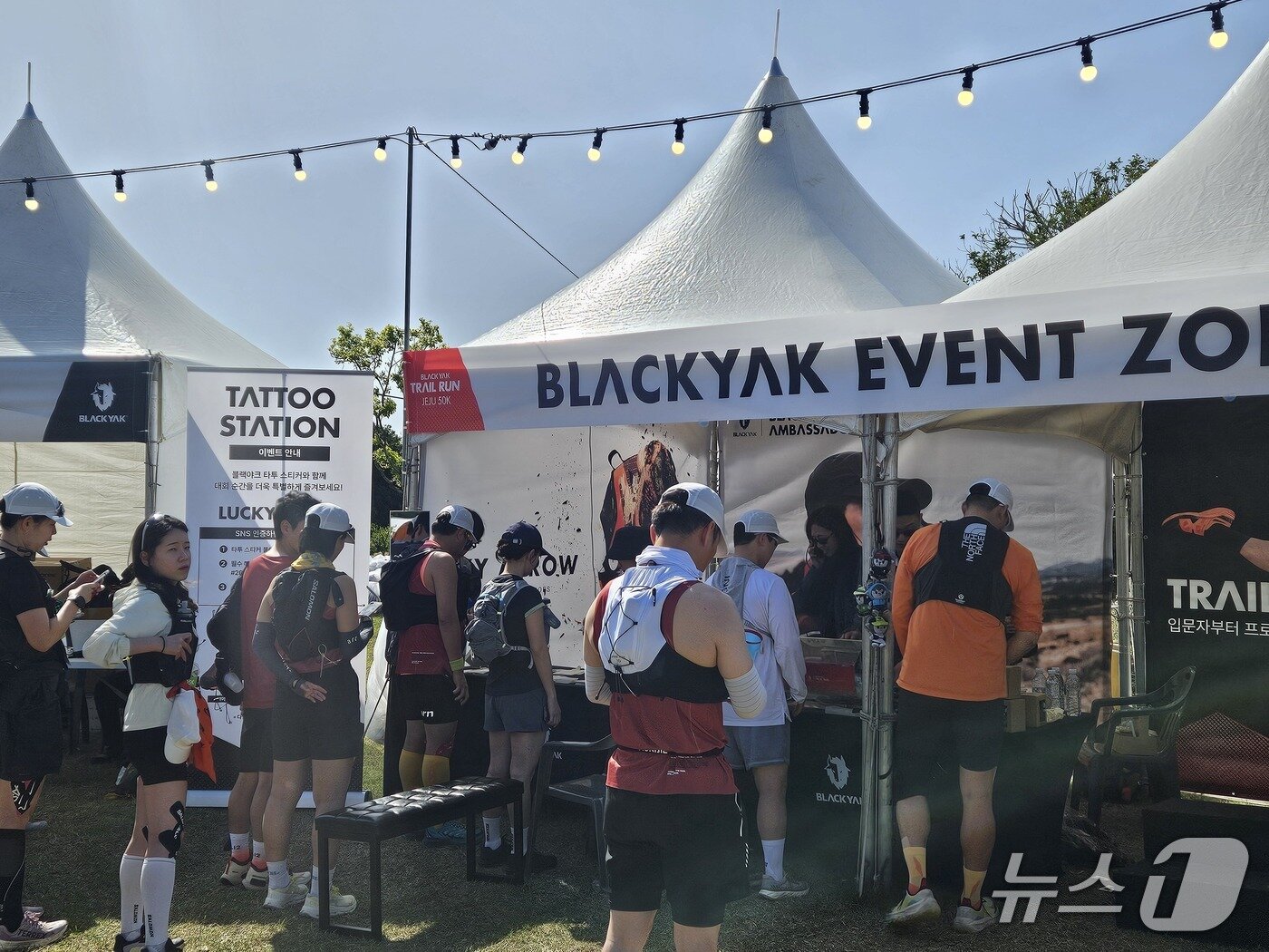 본문 이미지 - 25일 오전 제주 야크마을에서 열린 '블랙야크 트레일 런 제주 50K' 대회에서 참가자들이 타투 스티커를 받기 위해 줄을 서 있다. 2026.4.25 ⓒ 뉴스1 박혜연 기자
