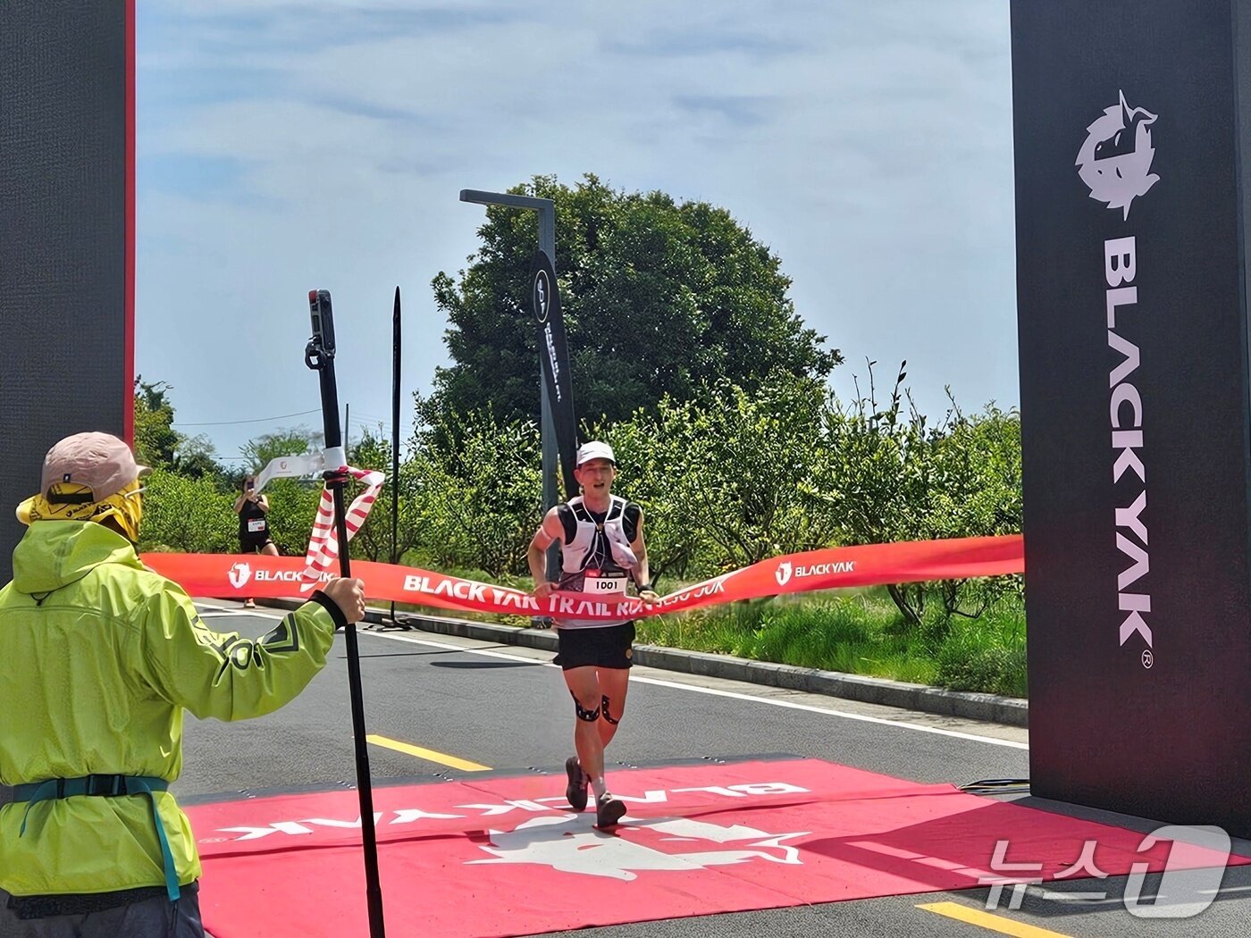 본문 이미지 - 25일 열린 '블랙야크 트레일 런 제주 50K' 대회에서 이규호 선수가 50K 종목에서 5시간 16분 35초 기록으로 1등을 차지했다. 2026.4.25 ⓒ 뉴스1 박혜연 기자