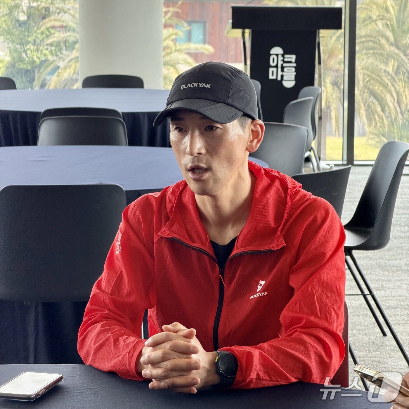 본문 이미지 - 이규호 선수가 25일 오후 취재진과 인터뷰를 하고 있다. (블랙야크 제공)