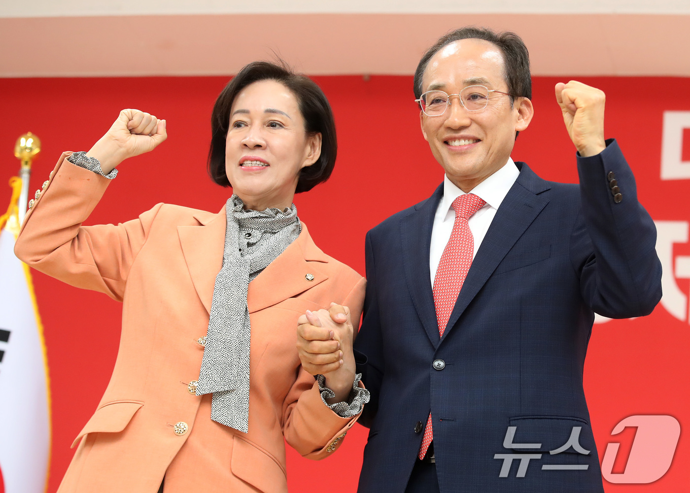 (대구=뉴스1) 공정식 기자 = 경선을 통해 6·3 지방선거 국민의힘 대구시장 최종 후보로 선출된 추경호 의원(오른쪽)이 26일 오후 대구 수성구 국민의힘 대구시당에서 이인선 대구 …