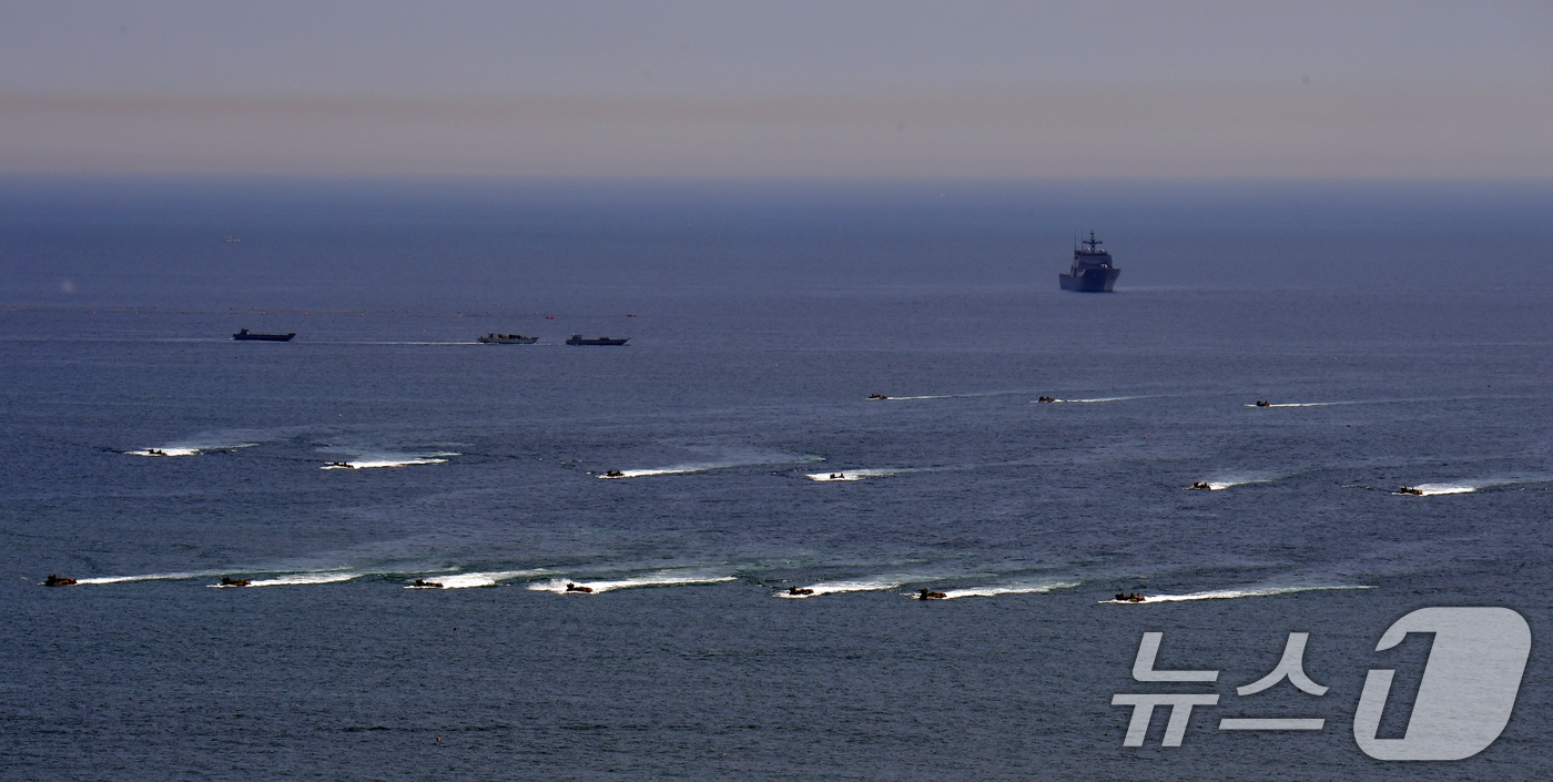 (포항=뉴스1) 최창호 기자 = 27일 오전 경북 포항시 송라면 해안에서 2026년 해병대 연합상륙훈련이 실시됐다.이날 훈련에는 뉴질랜드 육군 소대 병력이 참가했다. 사진은 지난 …
