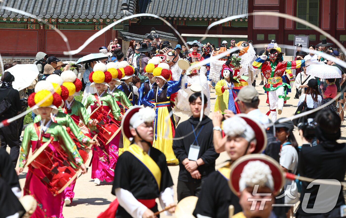 본문 이미지 - 지난 4월 열린 2026 궁중문화축전 길놀이 공연 모습. ⓒ 뉴스1 김도우 기자