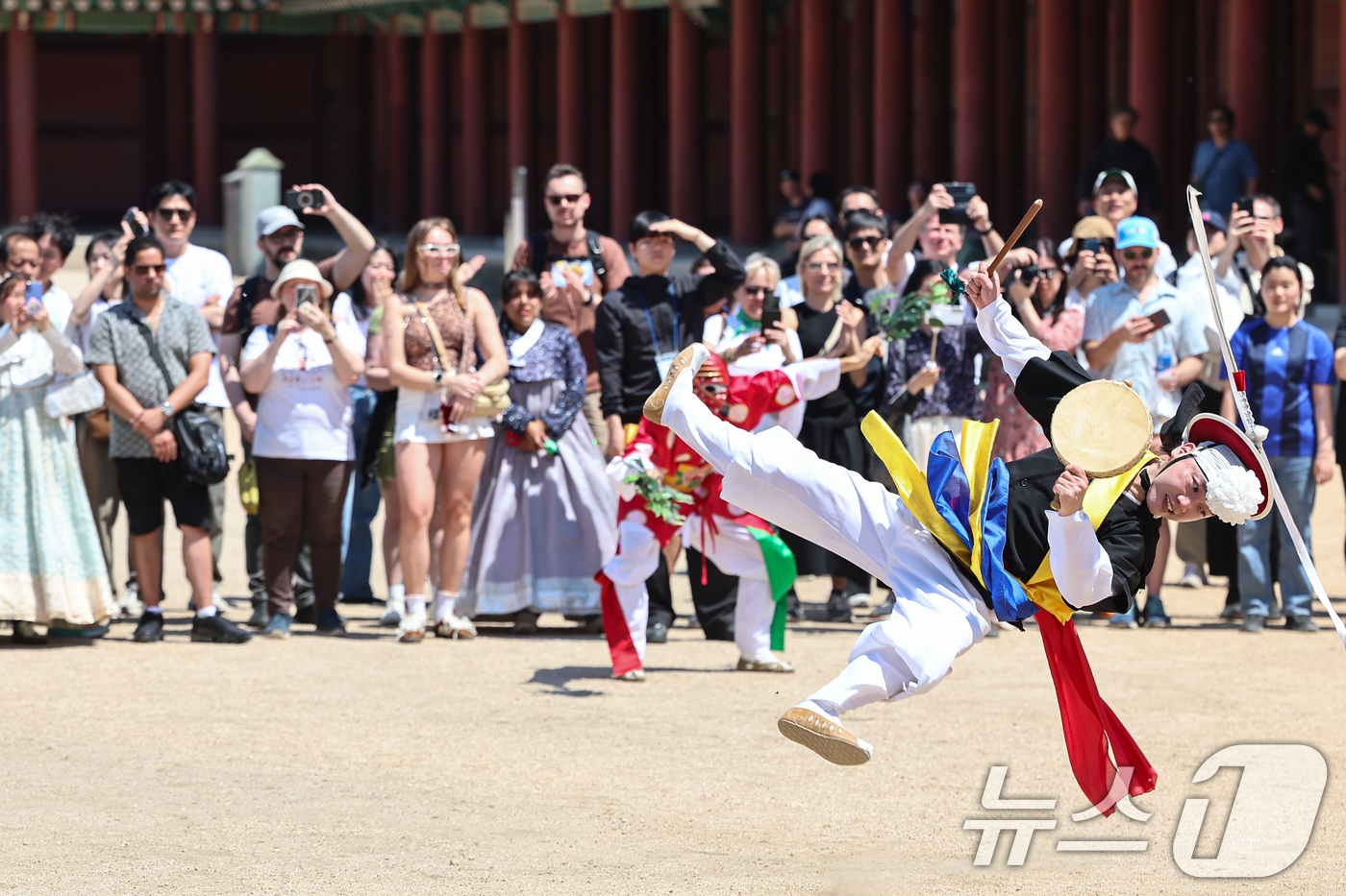 (서울=뉴스1) 김도우 기자 = 26일 서울 종로구 창덕궁에서 시민들이 2026 궁중문화축전 길놀이를 관람하고 있다. 2026.4.26/뉴스1
