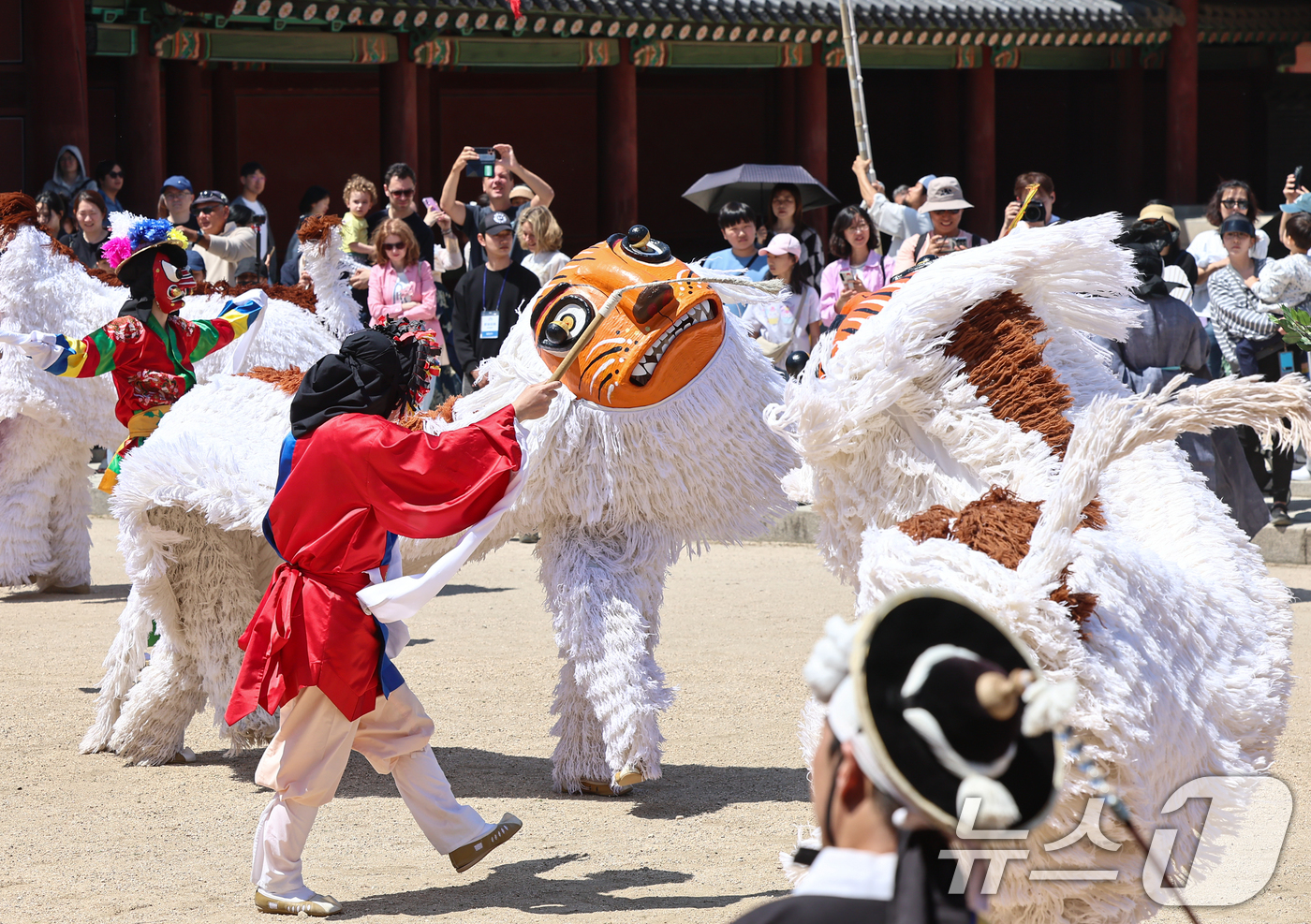 (서울=뉴스1) 김도우 기자 = 26일 서울 종로구 창덕궁에서 시민들이 2026 궁중문화축전 길놀이를 관람하고 있다. 2026.4.26/뉴스1