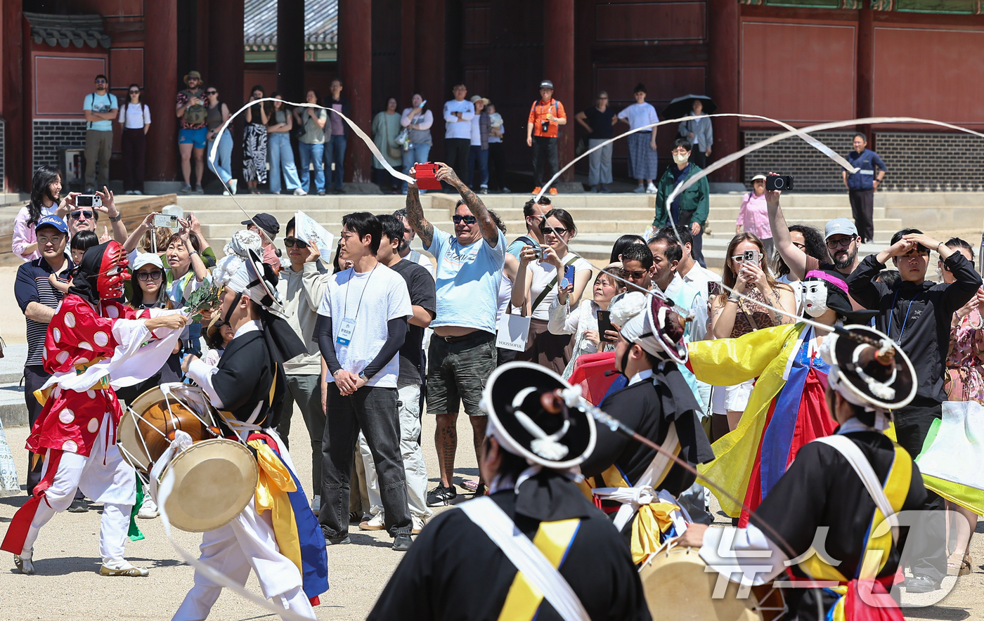 (서울=뉴스1) 김도우 기자 = 26일 서울 종로구 창덕궁에서 시민들이 2026 궁중문화축전 길놀이를 관람하고 있다. 2026.4.26/뉴스1