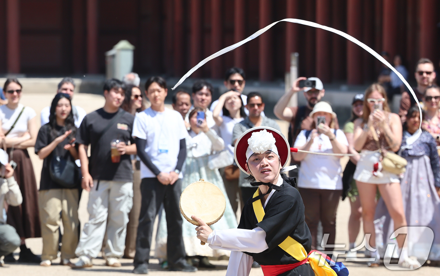 (서울=뉴스1) 김도우 기자 = 26일 서울 종로구 창덕궁에서 시민들이 2026 궁중문화축전 길놀이를 관람하고 있다. 2026.4.26/뉴스1