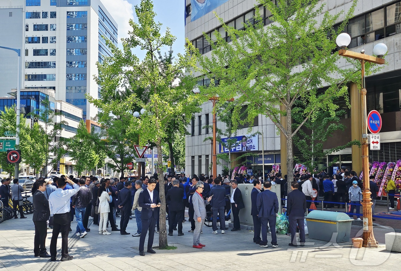 (대구=뉴스1) 남승렬 기자 = 김부겸 더불어민주당 대구시장 예비후보 선거사무소 개소식이 열린 26일 오후 대구 달서구 두류동 선거사무소 앞이 김 후보 지지자와 당원 등이 몰려 붐 …