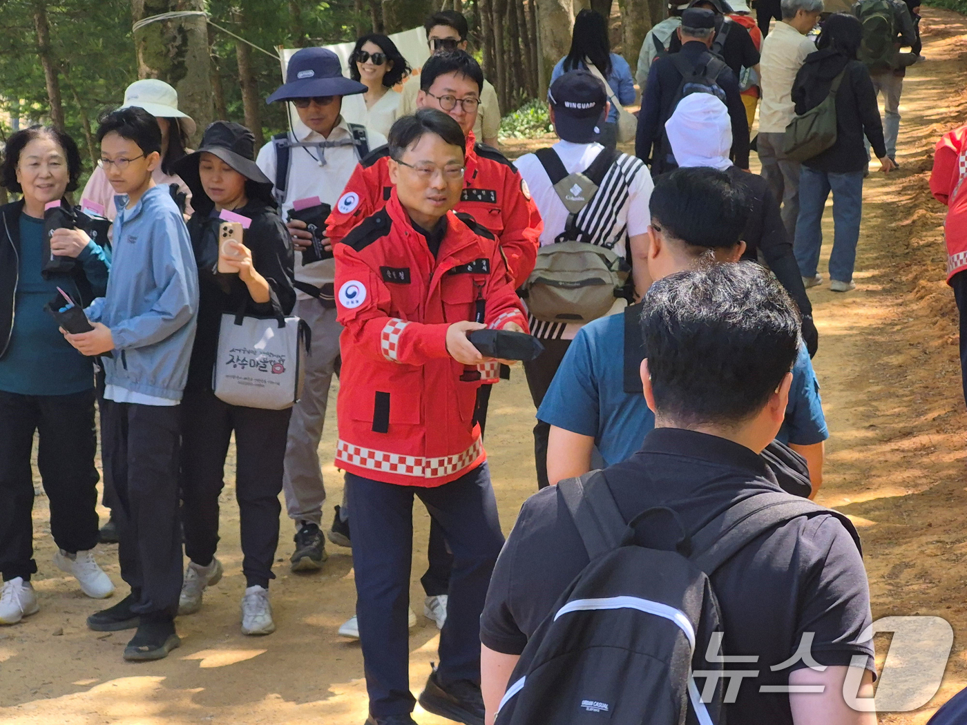 (서울=뉴스1) 허경 기자 = 이은식 산림청장이 26일 건조한 날씨가 이어지며 산불 위험이 높아짐에 따라 등산객을 대상으로 산불예방 캠페인을 실시했다.이날 캠페인은 대전광역시 계족 …