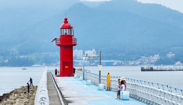 "온 세상이 붉은 황홀경"…삼천포 낙조 머금은 빨간 등대 매력