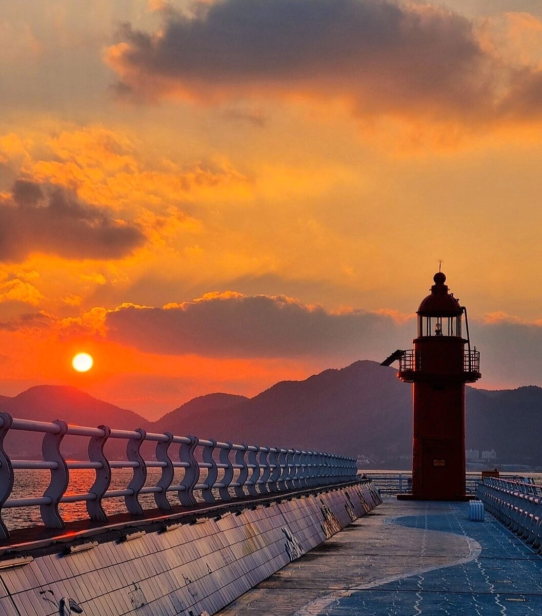 본문 이미지 - 삼천포구항동방파제 등대(한국항로표지기술원 제공)
