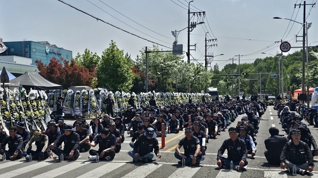 격앙됐던 진주 물류센터 앞, 하루 만에 차분…긴장감 속 추모 이어져