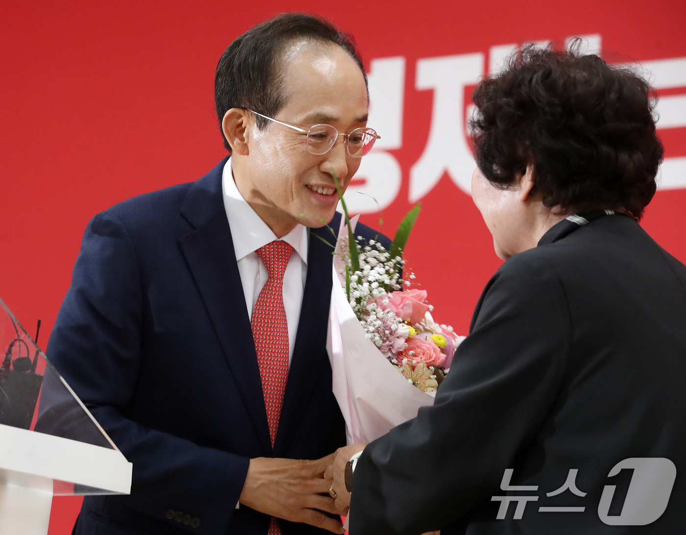 (대구=뉴스1) 공정식 기자 = 경선을 통해 6·3 지방선거 국민의힘 대구시장 최종 후보로 선출된 추경호 의원이 26일 오후 대구 수성구 국민의힘 대구시당에서 후보 수락 연설 도중 …