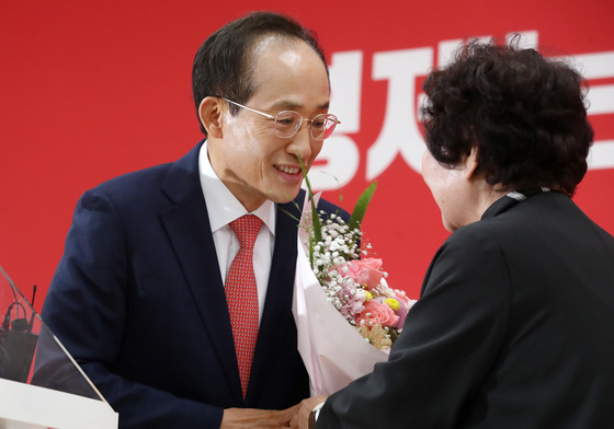 꽃다발 받는 추경호