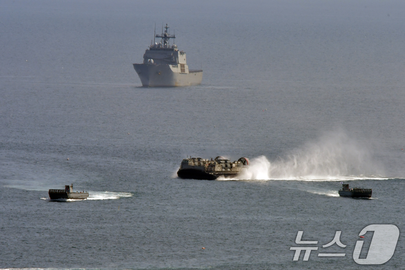 (포항=뉴스1) 최창호 기자 = 27일 오전 경북 포항시 송라면 해안에서 2026년 해병대 연합상륙훈련이 실시됐다.이날 훈련에는 뉴질랜드 육군 소대병력도 참가했다.사진은 지난 26 …