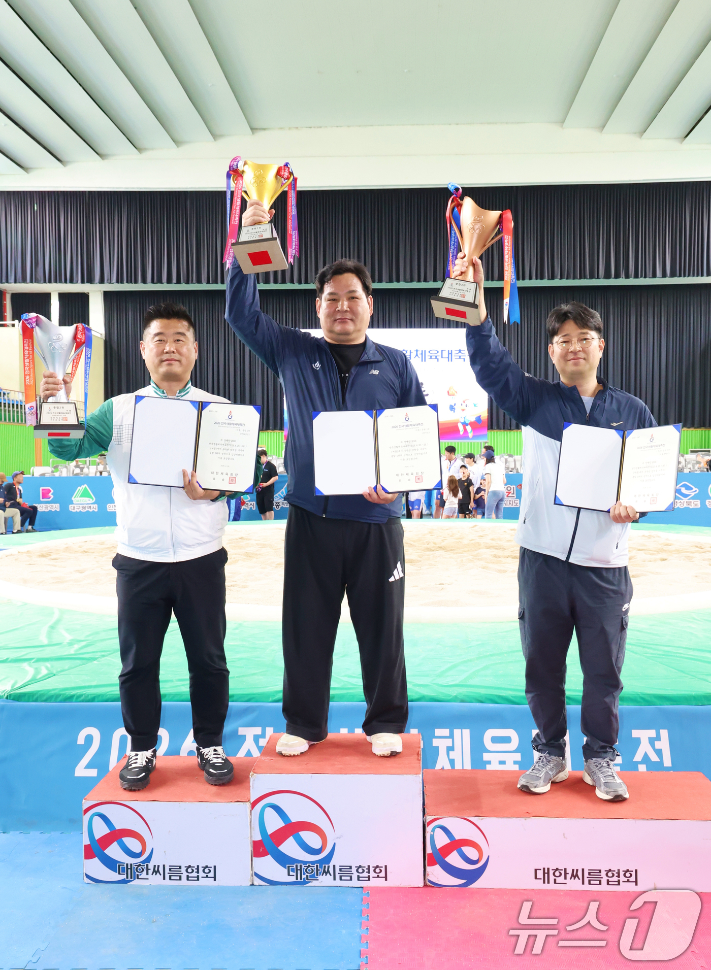 (서울=뉴스1) = 26일 경남 김해문화체육관에서 열린 '2026 전국생활체육대축전'에서 종합순위 1위, 2위, 3위를 차지한 경기도, 전라남도, 서울특별시가 기념촬영을 하고 있다 …