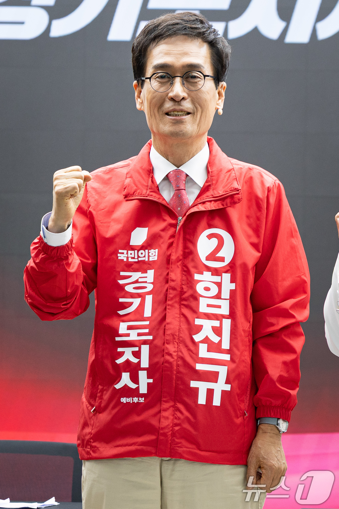 (서울=뉴스1) 유승관 기자 = 함진규 국민의힘 경기도지사 예비후보가 26일 서울 여의도 중앙당사에서 열린 제9회 전국동시지방선거 경기도지사 경선 비전토론회에서 기념 촬영을 하고 …