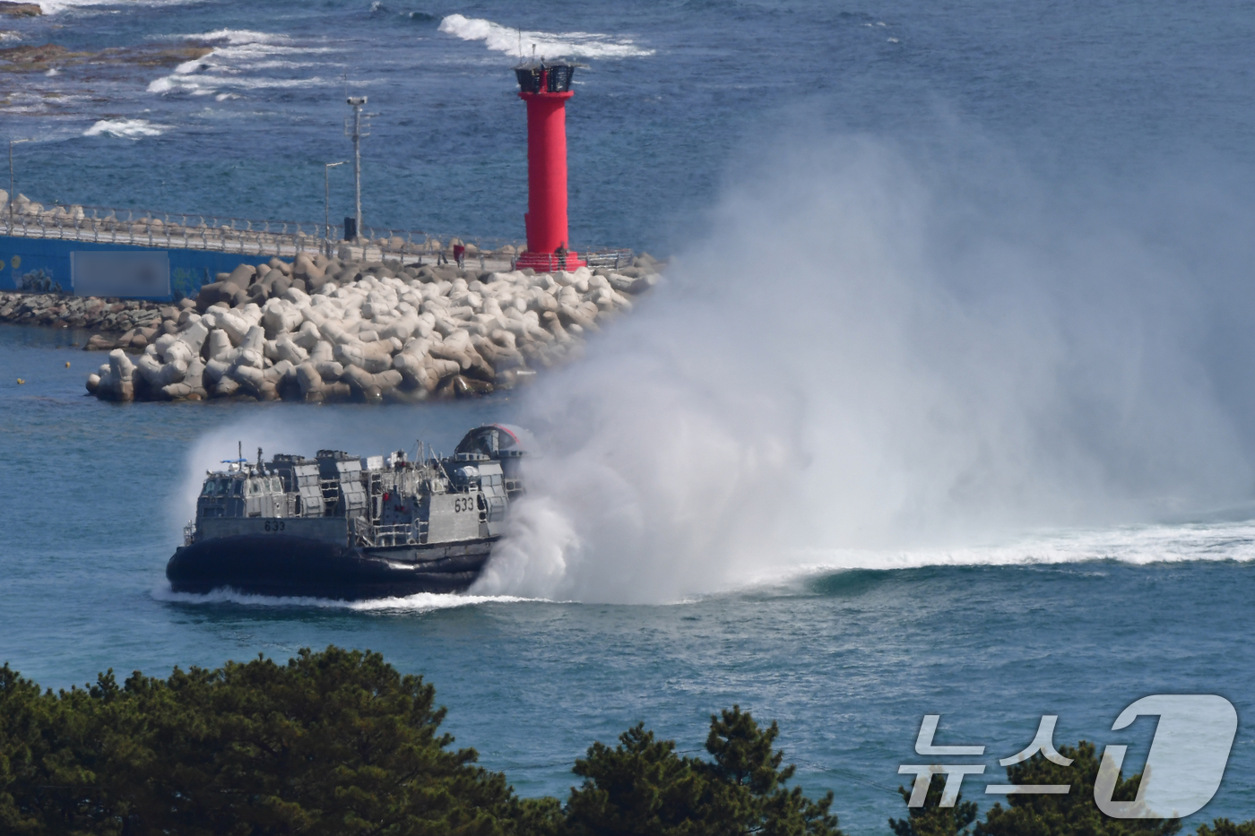 (포항=뉴스1) 최창호 기자 = 27일 오전 경북 포항시 송라면 해안에서 2026년 해병대 연합상륙훈련이 실시됐다.이날 훈련에는 뉴질랜드 육군 소대병력도 참가했다.사진은 지난 26 …