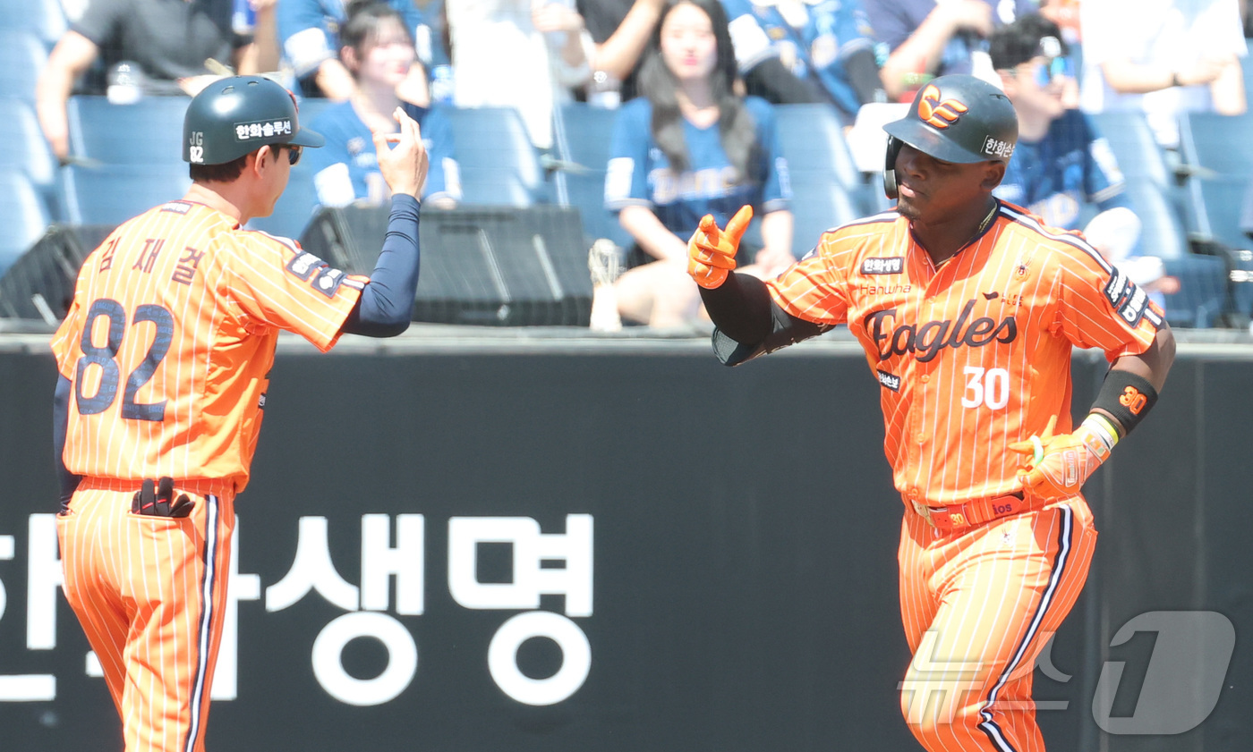 (대전=뉴스1) 김기남 기자 = 26일 대전 한화생명볼파크에서 열린 2026 신한 SOL KBO리그 NC 다이노스와 한화 이글스의 경기에서 한화 페라자가 1회말 동점 2점 홈런을 …