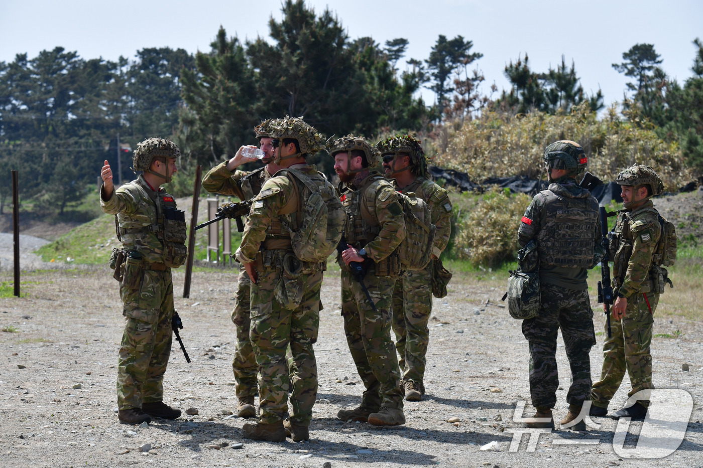 (포항=뉴스1) 최창호 기자 = 27일 오전 경북 포항시 송라면 해안에서 2026년 해병대 연합상륙훈련이 실시된 가운데 훈련에 참가한 뉴질랜드 육군이 지휘관으로부터 명령을 받고 있 …