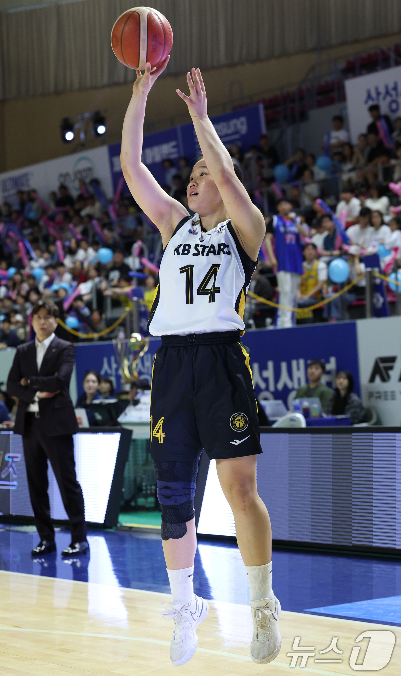 (용인=뉴스1) 김영운 기자 = 26일 경기 용인시 처인구 용인실내체육관에서 열린 'BNK 금융 2025-2026 여자프로농구 챔피언결정전 3차전' 용인 삼성생명 블루밍스와 청주 …