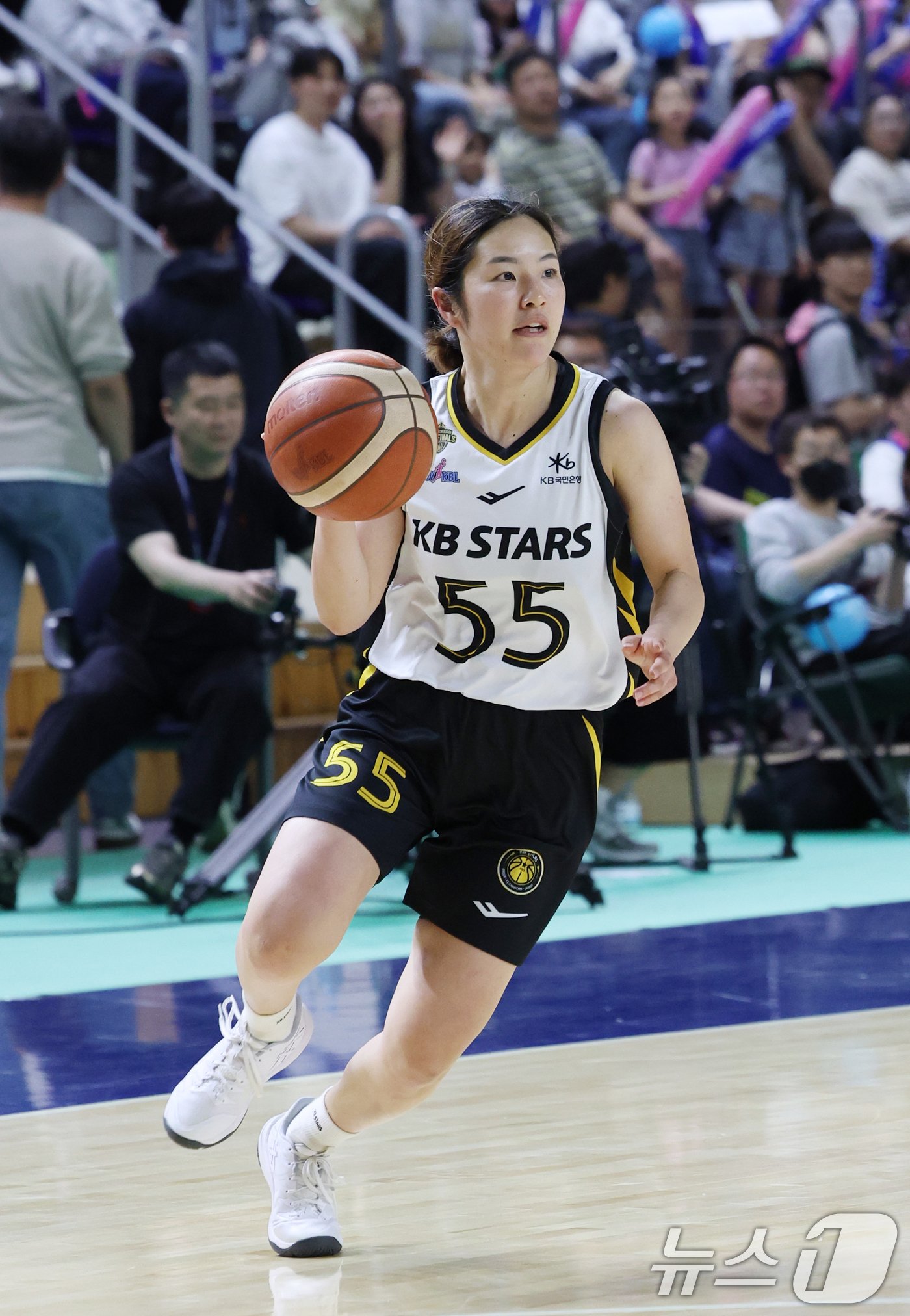 (용인=뉴스1) 김영운 기자 = 26일 경기 용인시 처인구 용인실내체육관에서 열린 'BNK 금융 2025-2026 여자프로농구 챔피언결정전 3차전' 용인 삼성생명 블루밍스와 청주 …