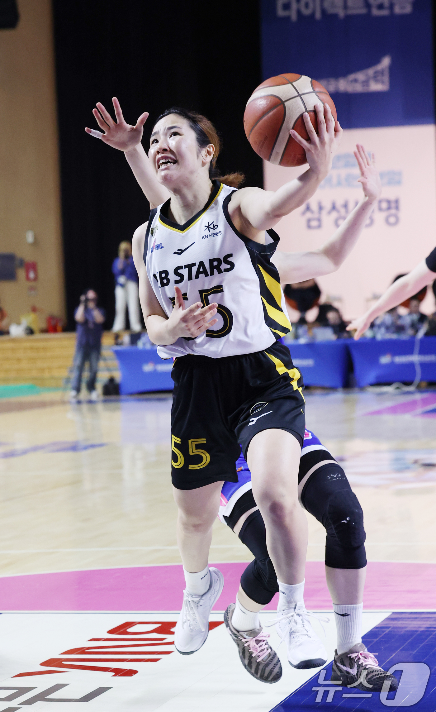 (용인=뉴스1) 김영운 기자 = 26일 경기 용인시 처인구 용인실내체육관에서 열린 'BNK 금융 2025-2026 여자프로농구 챔피언결정전 3차전' 용인 삼성생명 블루밍스와 청주 …