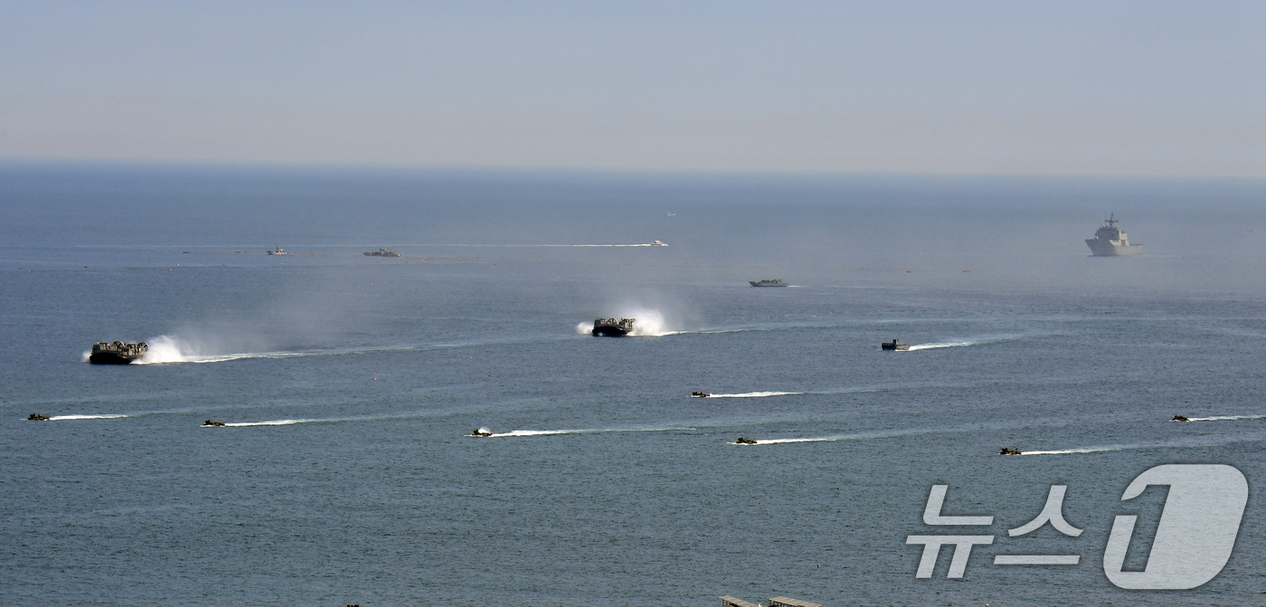 (포항=뉴스1) 최창호 기자 = 27일 오전 경북 포항시 송라면 해안에서 2026년 해병대 연합상륙훈련이 실시됐다.이날 훈련에는 뉴질랜드 육군 소대병력도 참가했다. 사진은 지난 2 …