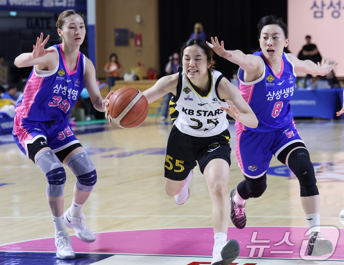(용인=뉴스1) 김영운 기자 = 26일 경기 용인시 처인구 용인실내체육관에서 열린 'BNK 금융 2025-2026 여자프로농구 챔피언결정전 3차전' 용인 삼성생명 블루밍스와 청주 …