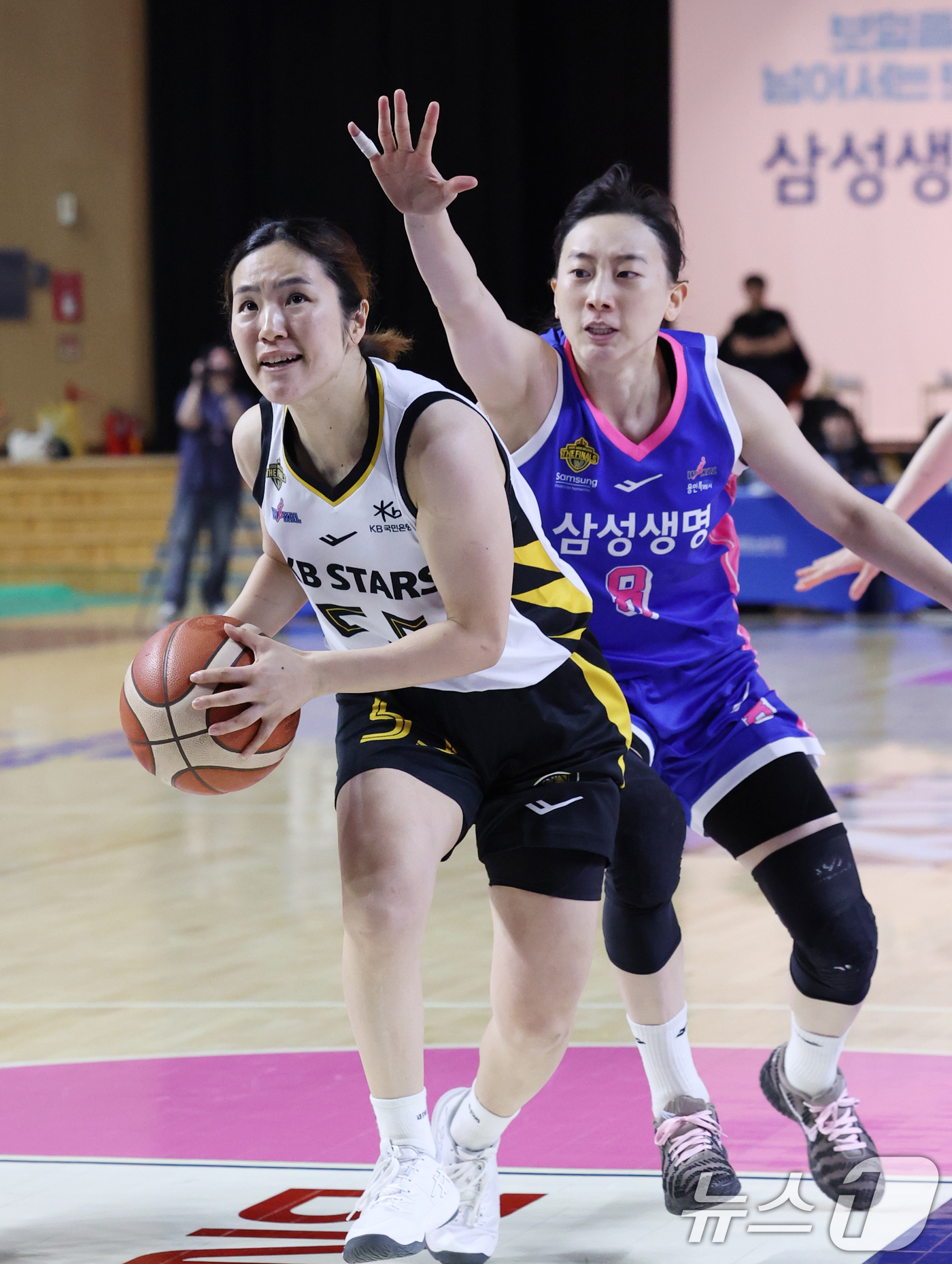 (용인=뉴스1) 김영운 기자 = 26일 경기 용인시 처인구 용인실내체육관에서 열린 'BNK 금융 2025-2026 여자프로농구 챔피언결정전 3차전' 용인 삼성생명 블루밍스와 청주 …
