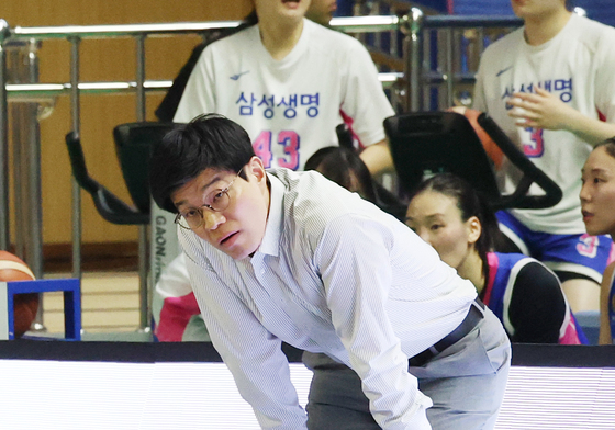 경기 지켜보는 하상윤 감독