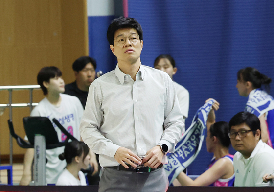 경기 지켜보는 하상윤 감독