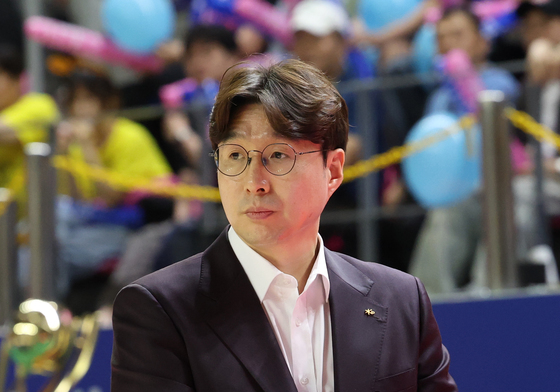 선수들 격려하는 김완수 감독