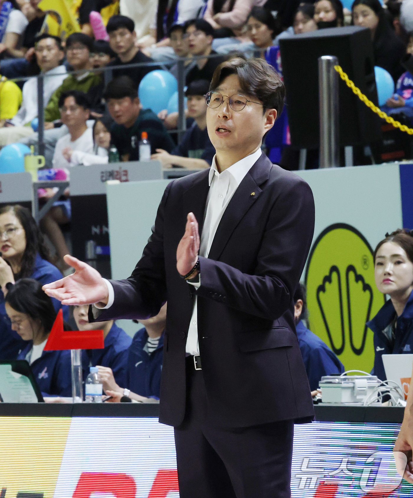 (용인=뉴스1) 김영운 기자 = 26일 경기 용인시 처인구 용인실내체육관에서 열린 'BNK 금융 2025-2026 여자프로농구 챔피언결정전 3차전' 용인 삼성생명 블루밍스와 청주 …