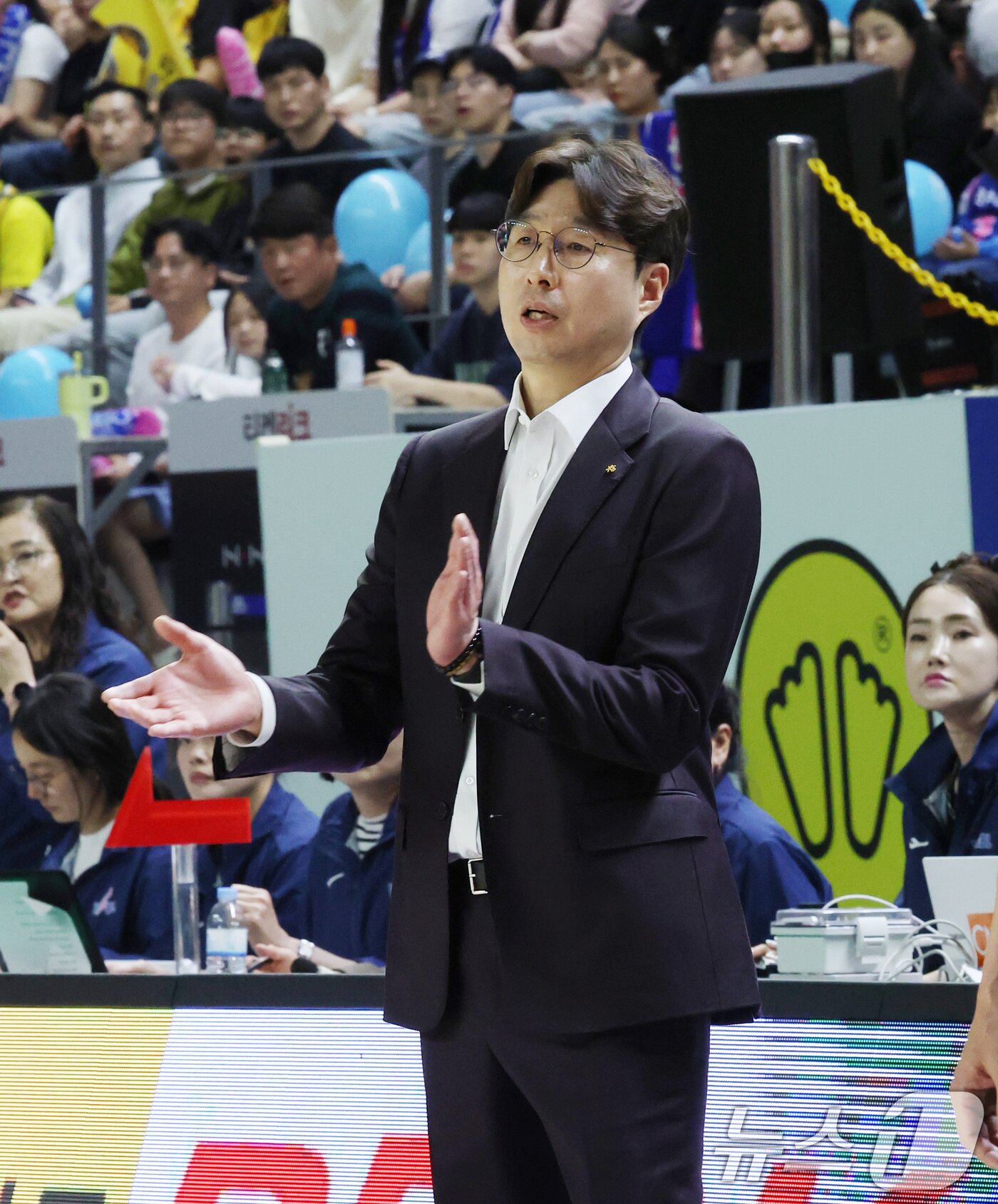 본문 이미지 - 26일 경기 용인시 처인구 용인실내체육관에서 열린 'BNK 금융 2025-2026 여자프로농구 챔피언결정전 3차전' 용인 삼성생명 블루밍스와 청주 KB스타즈의 경기에서 KB스타즈 김완수 감독이 선수들을 격려하고 있다. 2026.4.26 ⓒ 뉴스1 김영운 기자