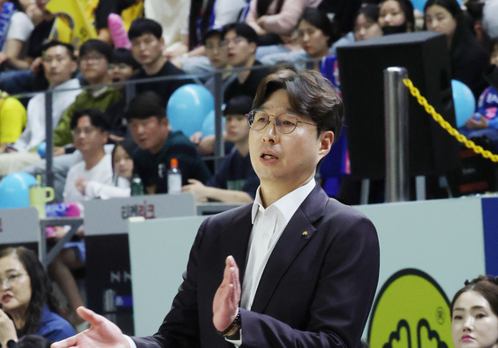 선수들 격려하는 김완수 감독