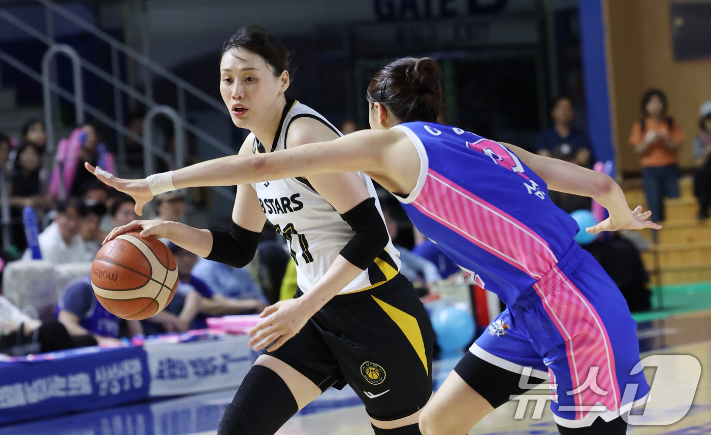 (용인=뉴스1) 김영운 기자 = 26일 경기 용인시 처인구 용인실내체육관에서 열린 'BNK 금융 2025-2026 여자프로농구 챔피언결정전 3차전' 용인 삼성생명 블루밍스와 청주 …