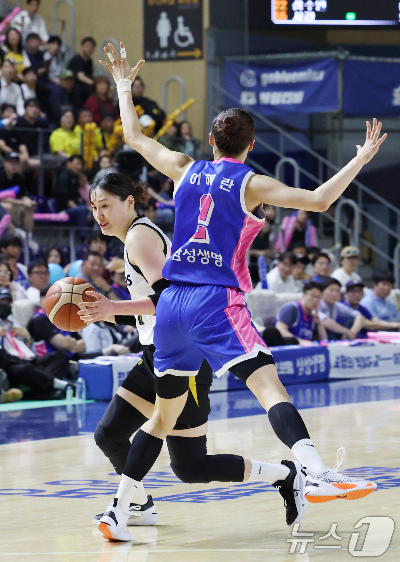 (용인=뉴스1) 김영운 기자 = 26일 경기 용인시 처인구 용인실내체육관에서 열린 'BNK 금융 2025-2026 여자프로농구 챔피언결정전 3차전' 용인 삼성생명 블루밍스와 청주 …