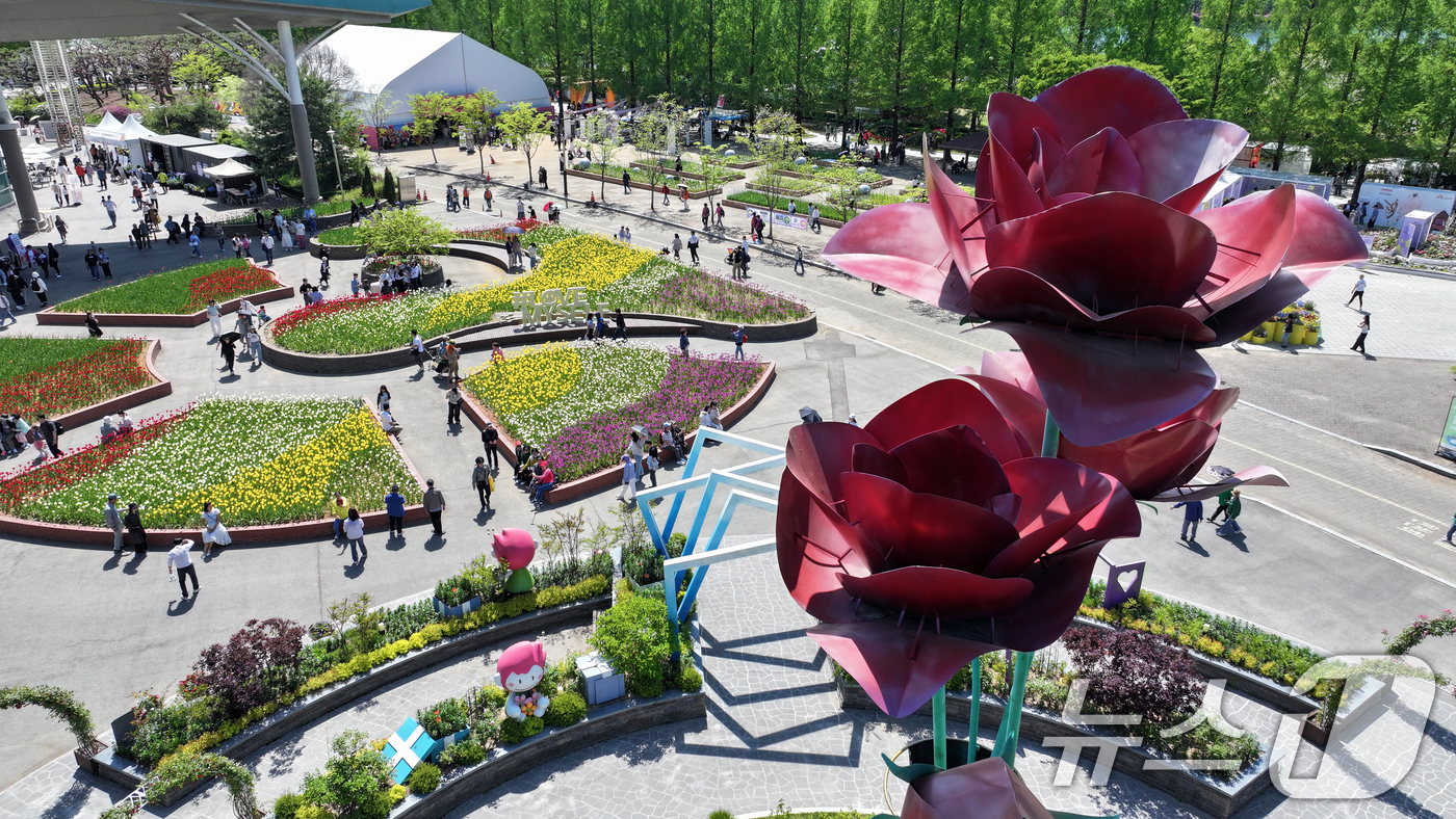 (고양=뉴스1) 황기선 기자 = 26일 경기 고양시 일산동구 일산호수공원에서 열린 '2026 고양국제꽃박람회'에서 관람객들이 꽃을 관람하고 있다. 2026.4.26/뉴스1