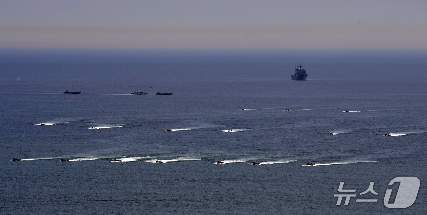 본문 이미지 - 27일 오전 경북 포항시 송라면 해안에서 2026년 해병대 연합상륙훈련이 실시됐다. 훈련에는 뉴질랜드 육군 소대 병력이 참가했다. 사진은 자난 26일 해군 마라도함 등 대형 수송함에서 나온 해병대상륙돌격장갑차(KAAV)가 해안으로 돌격하고 있는 모습. 2026.4.27/뉴스1 