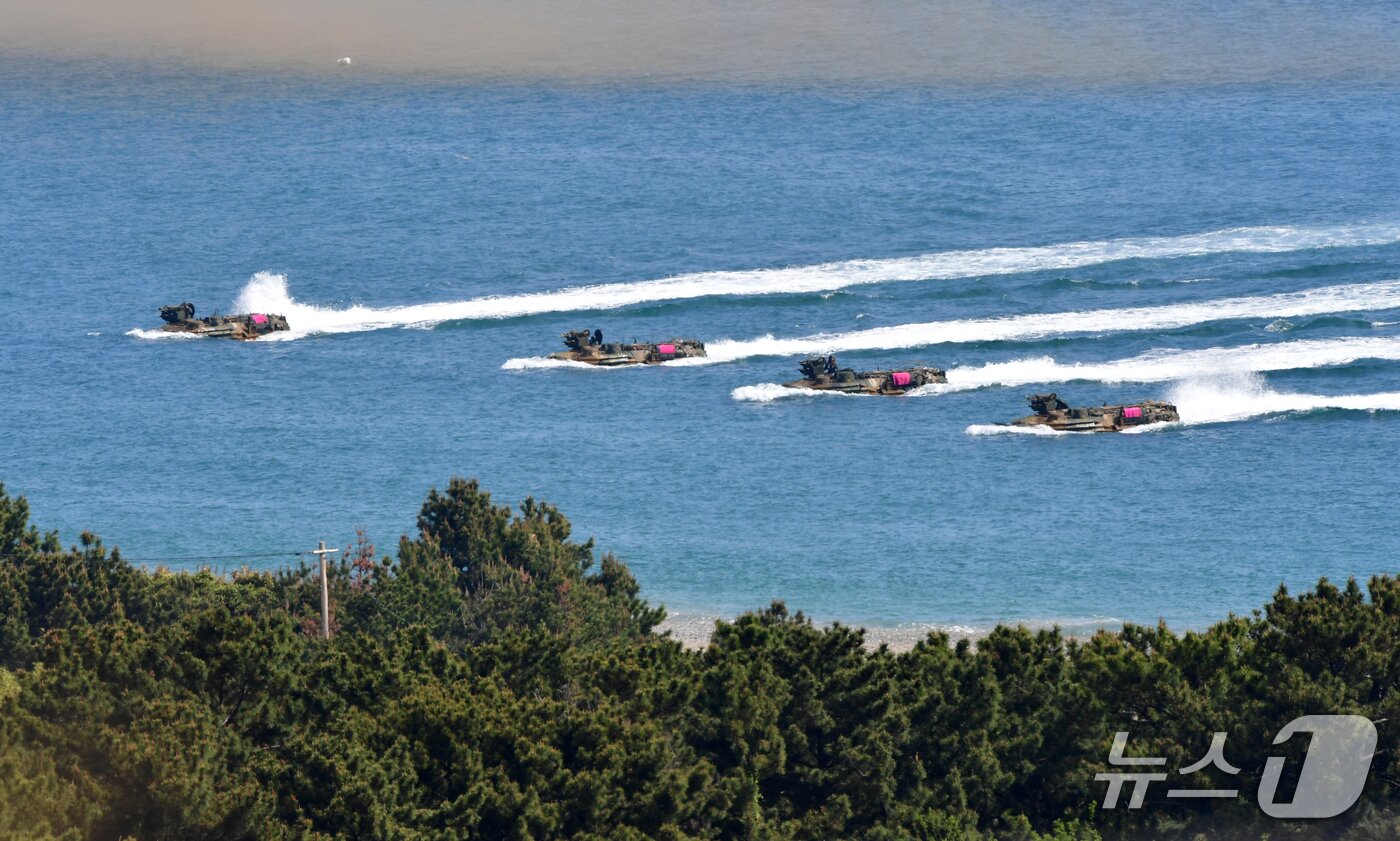 본문 이미지 -  27일 오전 경북 포항시 송라면 해안에서 2026년 해병대 연합상륙훈련이 실시됐다. 훈련에는 뉴질랜드 육군 소대 병력이 참가했다. 사진은 자난 26일 해병대상륙돌격장갑차(KAAV)가 해안으로 돌격하고 있는 모습. 2026.4.27/뉴스1