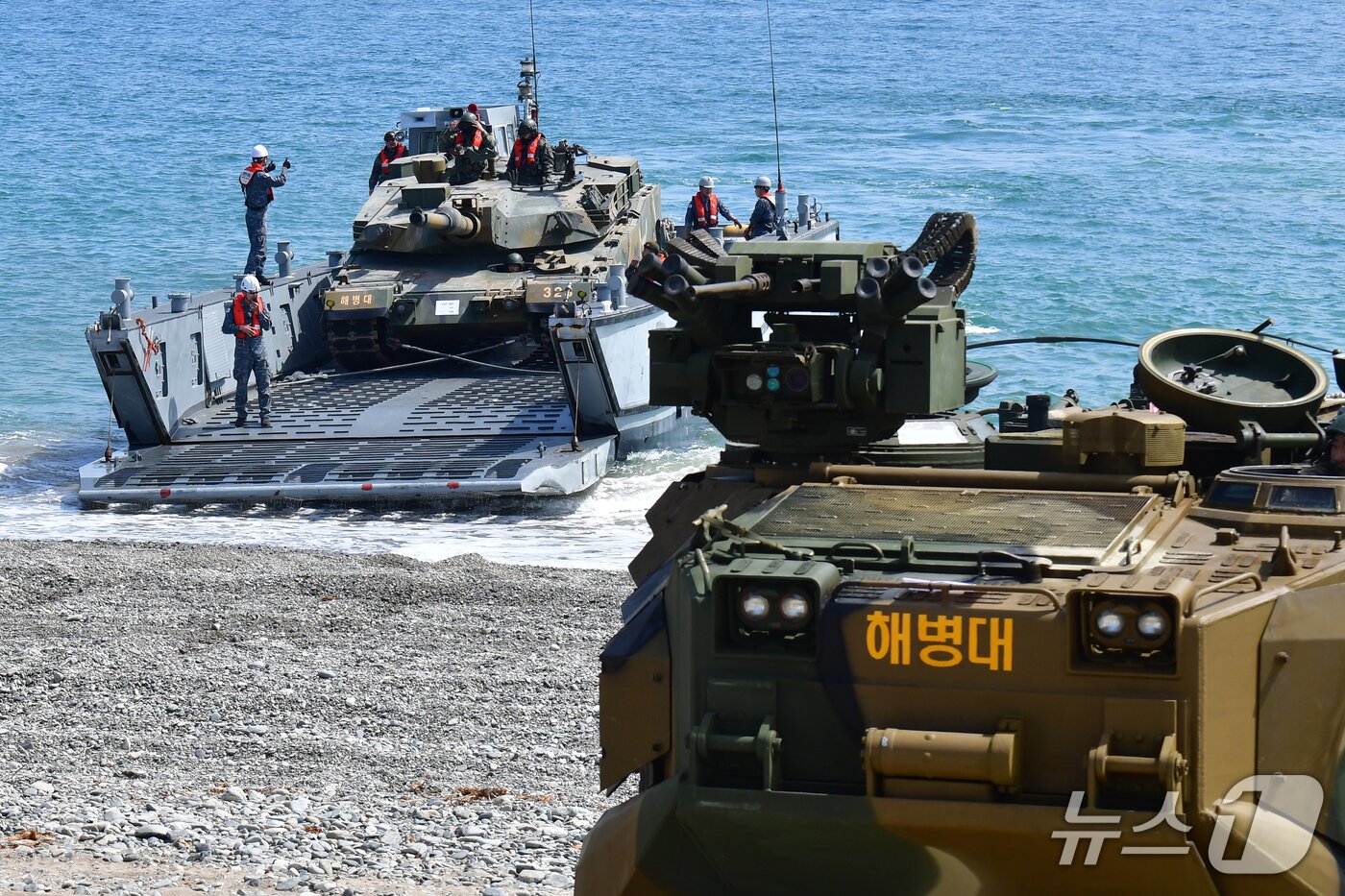 본문 이미지 - 27일 오전 경북 포항시 송라면 해안에서 2026년 해병대 연합상륙훈련이 실시됐다. 이날 훈련에는 뉴질랜드 육군 소대 병력이 참가했다. 사진은 지난 26일 해군 수송함이 해병대 K-1 A2 전차를 해안으로 이동시키고 있는 모습. 2026.4.27/뉴스1 