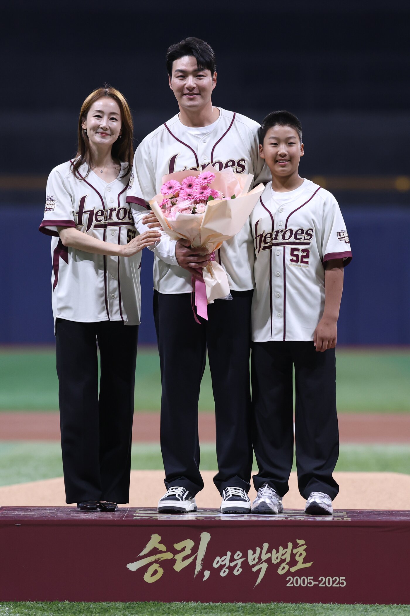 본문 이미지 - 박병호 키움 코치가 26일 은퇴식에서 가족들과 기념 사진을 찍고 있다.(키움 히어로즈 제공)