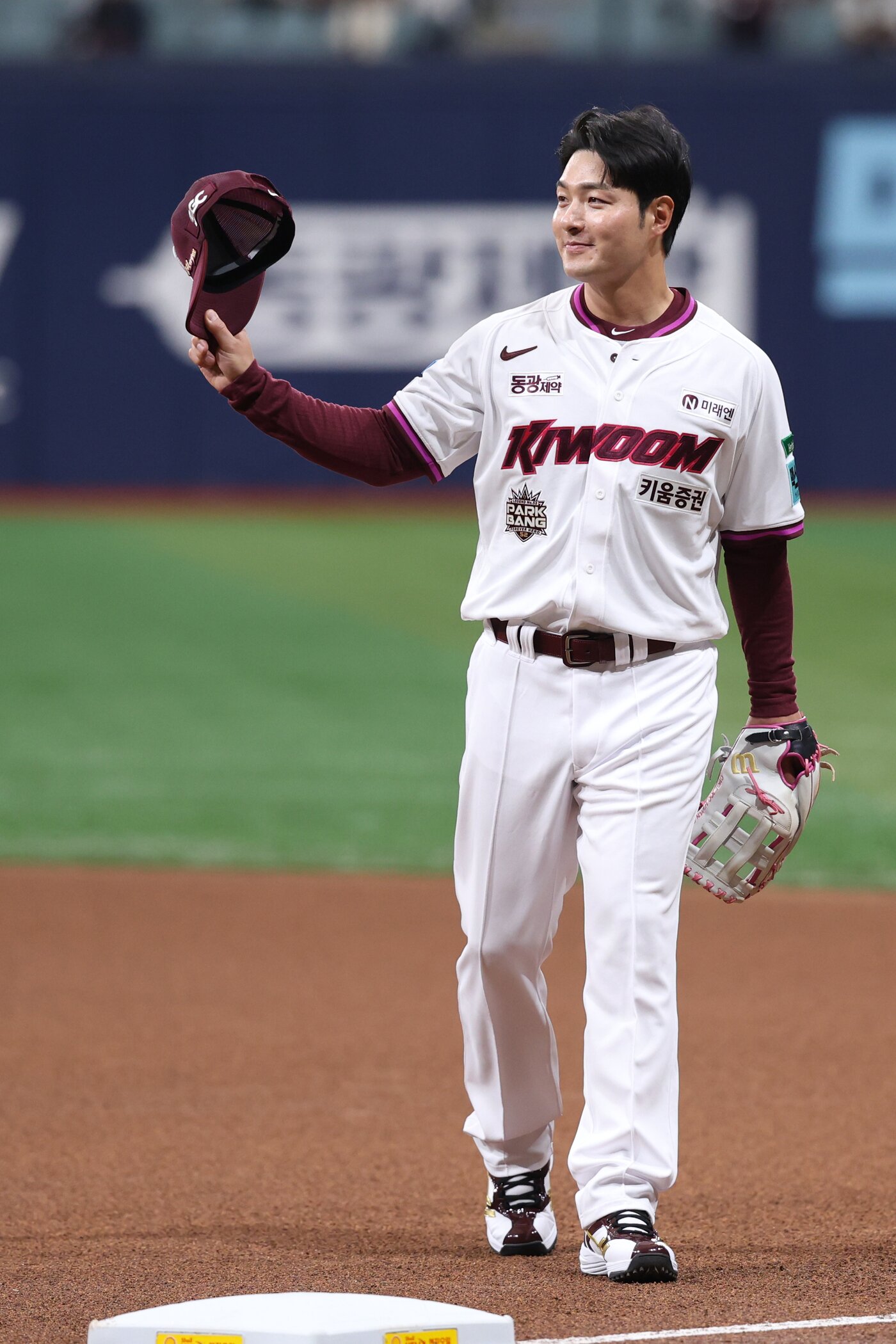 본문 이미지 - 박병호 키움 코치가 26일 삼성 라이온즈와 경기에서 1루수로 선발 출장한 뒤 경기 시작 후 임지열과 교체되고 있다.(키움 히어로즈 제공)