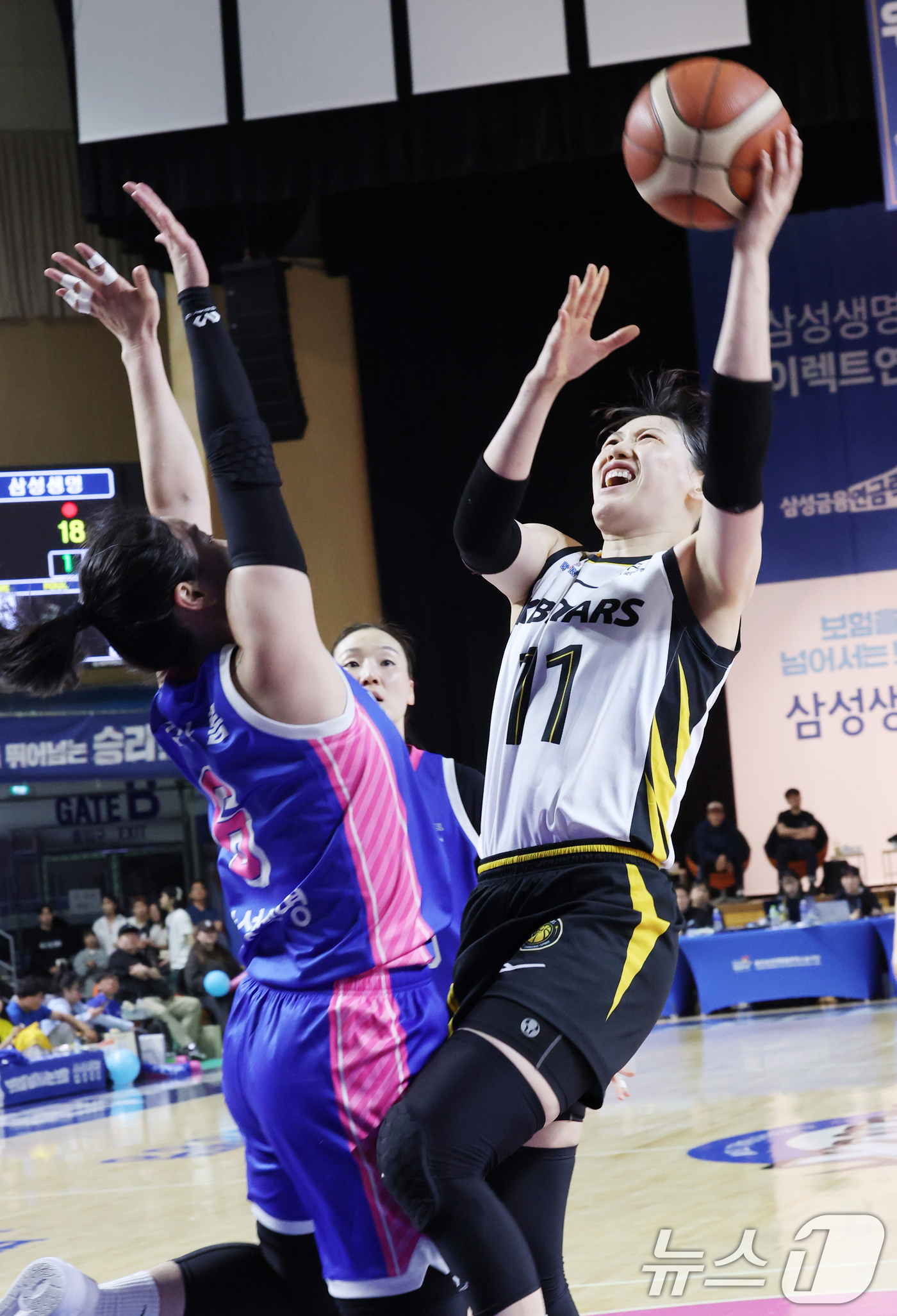 (용인=뉴스1) 김영운 기자 = 26일 경기 용인시 처인구 용인실내체육관에서 열린 'BNK 금융 2025-2026 여자프로농구 챔피언결정전 3차전' 용인 삼성생명 블루밍스와 청주 …