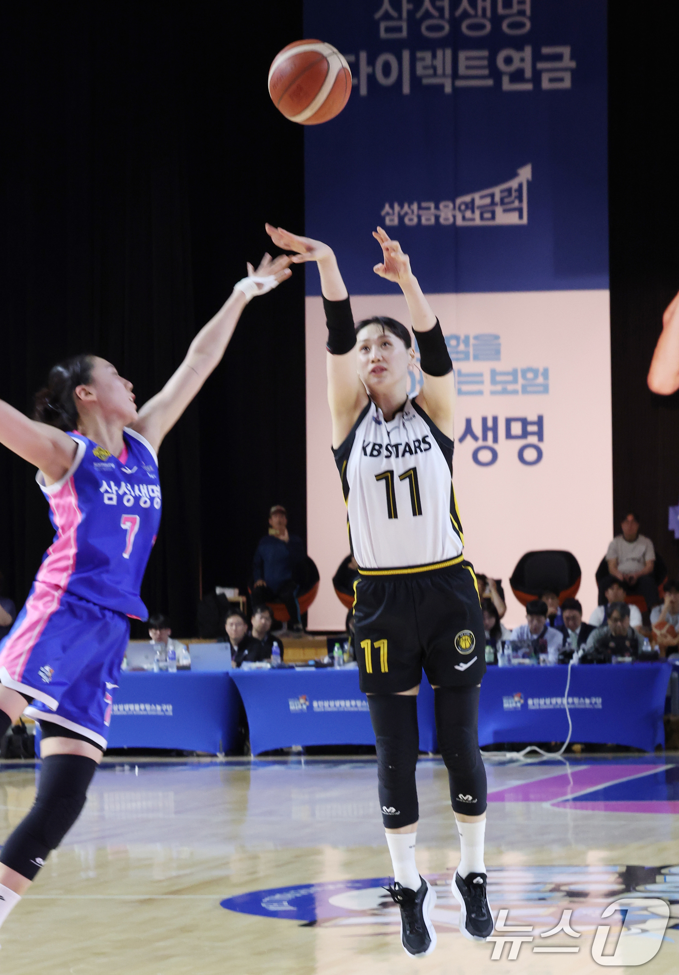 (용인=뉴스1) 김영운 기자 = 26일 경기 용인시 처인구 용인실내체육관에서 열린 'BNK 금융 2025-2026 여자프로농구 챔피언결정전 3차전' 용인 삼성생명 블루밍스와 청주 …