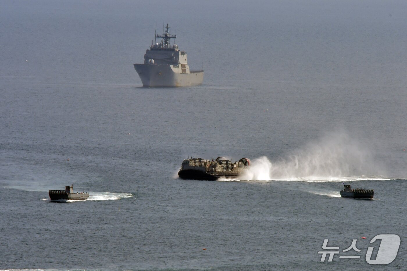 본문 이미지 -  27일 오전 경북 포항시 송라면 해안에서 2026년 해병대 연합상륙훈련이 실시됐다. 이날 훈련에는 뉴질랜드 육군 소대병력도 참가했다. 사진은 지난 26일 해군 공기부양정이 해안으로 수송물자를 이동시키고 있는 모습. 2026.4.27/뉴스1