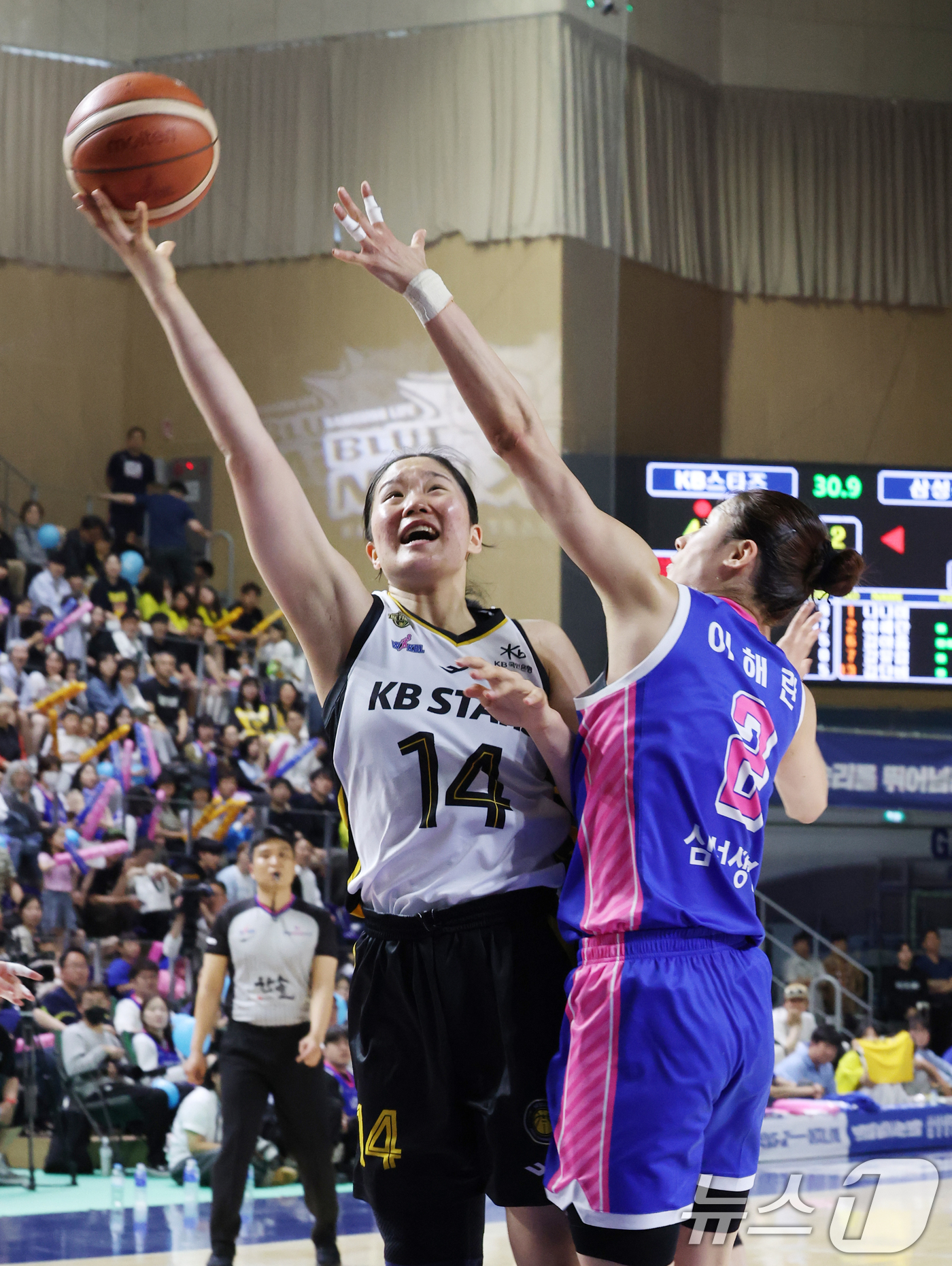 (용인=뉴스1) 김영운 기자 = 26일 경기 용인시 처인구 용인실내체육관에서 열린 'BNK 금융 2025-2026 여자프로농구 챔피언결정전 3차전' 용인 삼성생명 블루밍스와 청주 …