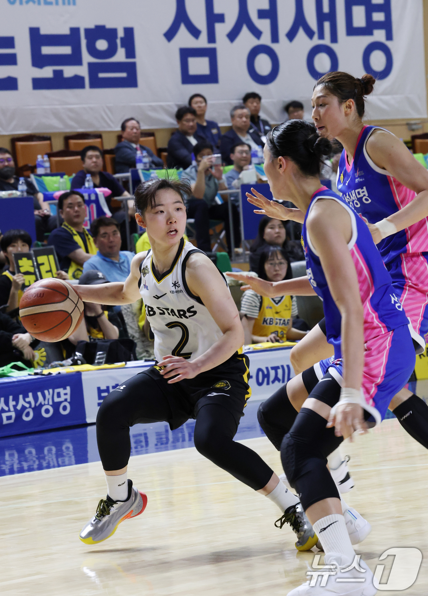 (용인=뉴스1) 김영운 기자 = 26일 경기 용인시 처인구 용인실내체육관에서 열린 'BNK 금융 2025-2026 여자프로농구 챔피언결정전 3차전' 용인 삼성생명 블루밍스와 청주 …